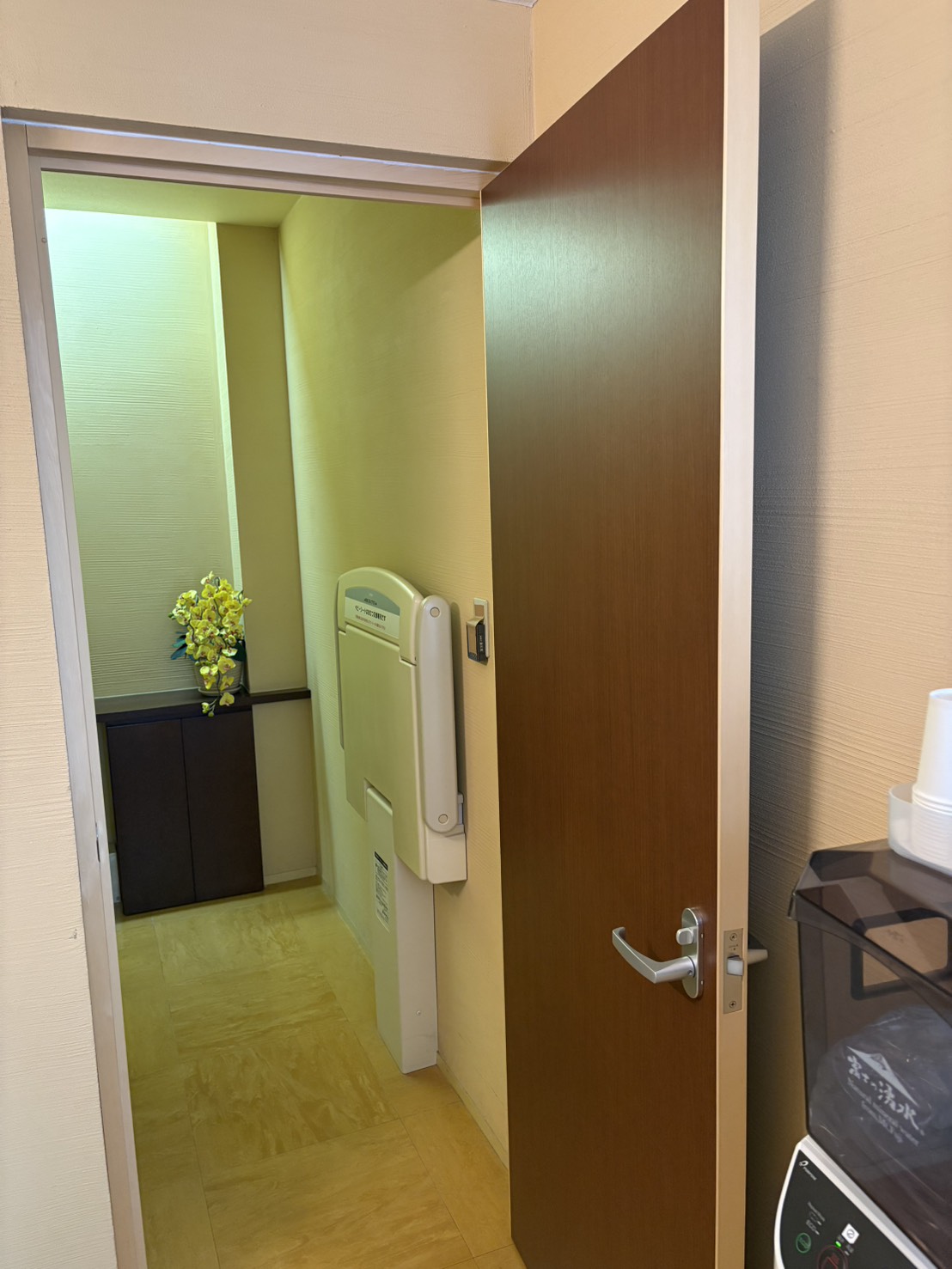 浜松市　某歯科クリニックにて建具の取り付けと交換～扉交換～